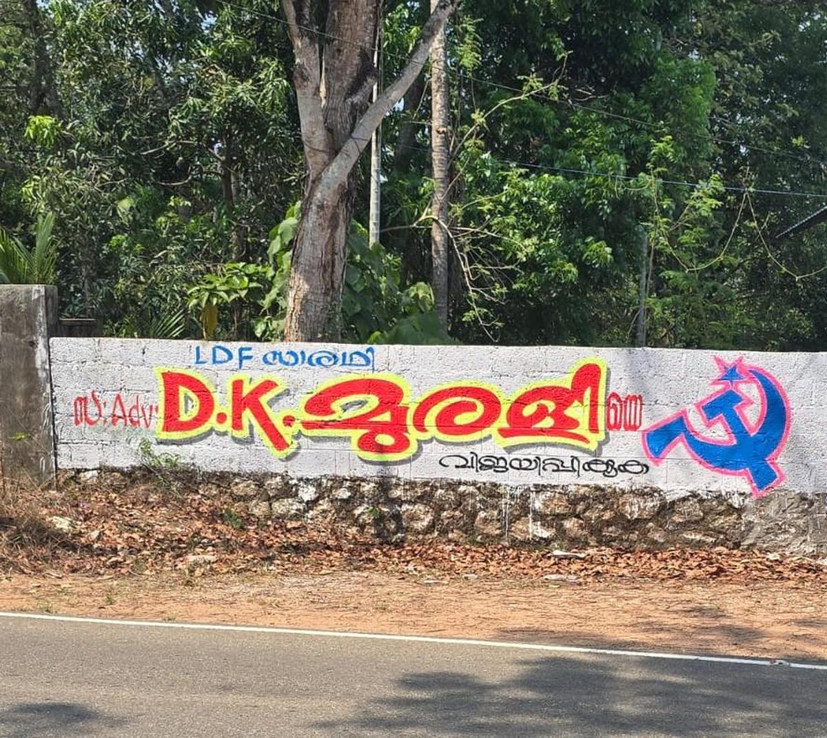 Un graffito per il candidato Vamanapuram della LDF DK Murali