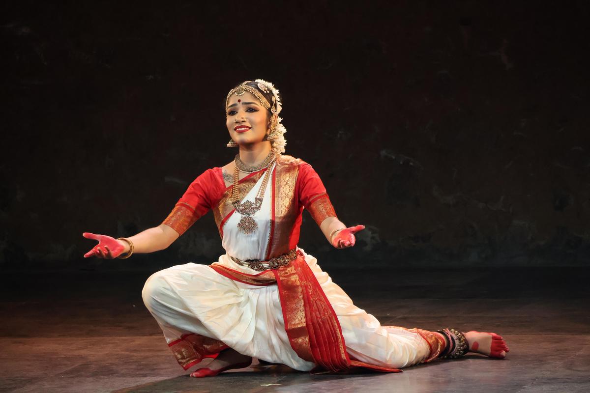 काव्या हरीश ने 19वें चंद्रलेखा मेमोरियल फेस्टिवल में अपने प्रदर्शन के लिए पुराने प्रदर्शनों की सूची से टुकड़े प्रस्तुत किए। 