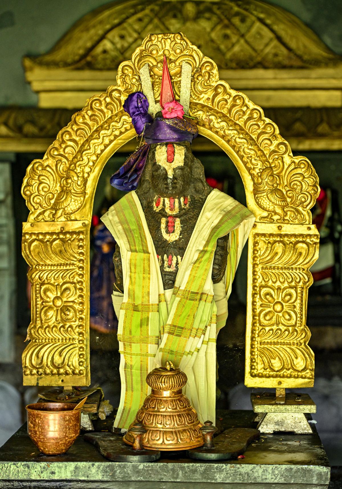 Around the year 2000, the idol of Nathamunigal was found buried in a field. 