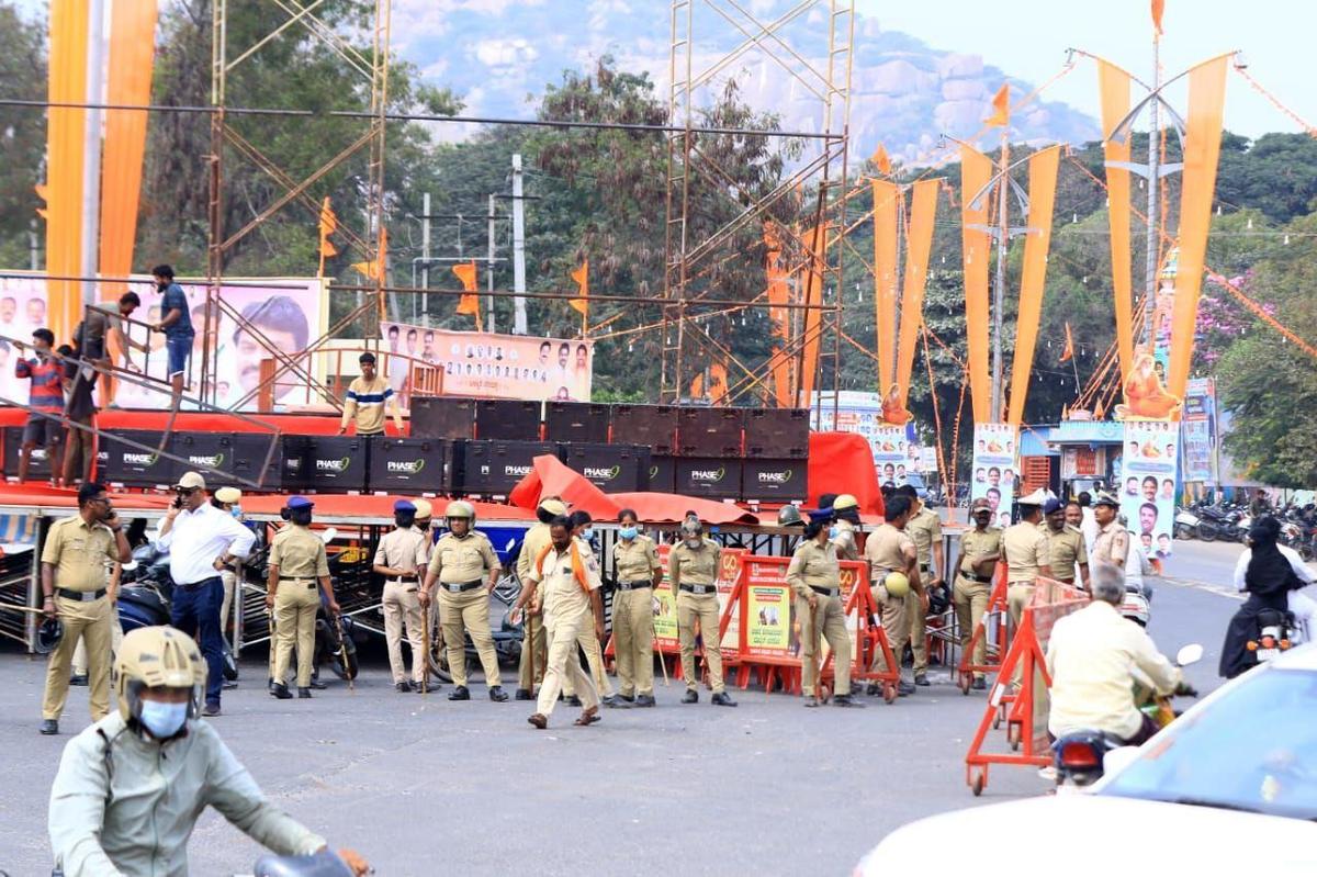 Ballari clash: Case booked against Janardhan Reddy, 10 others in banner row;  heavy security deployed - The Hindu