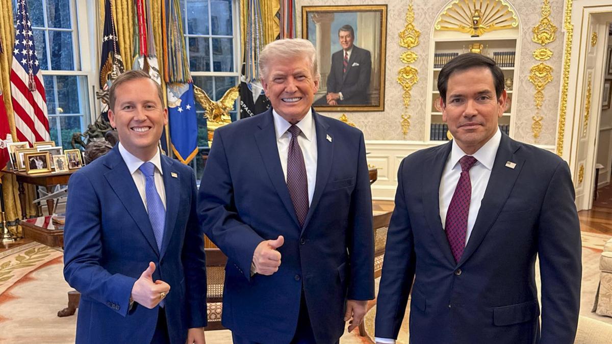 भारत-अमेरिका संबंधों के मजबूत भविष्य के निर्माण के तरीकों पर चर्चा की गई: ट्रम्प के साथ बैठक में अमेरिकी दूत गोर भारत-अमेरिका संबंधों के मजबूत भविष्य के निर्माण के तरीकों पर चर्चा की गई: ट्रम्प के साथ बैठक में अमेरिकी दूत गोर