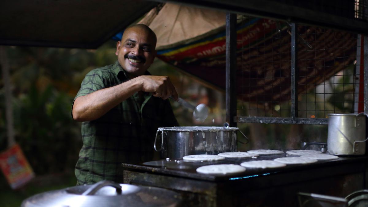 This roadside eatery in Thiruvananthapuram serves over a dozen sides with dosas