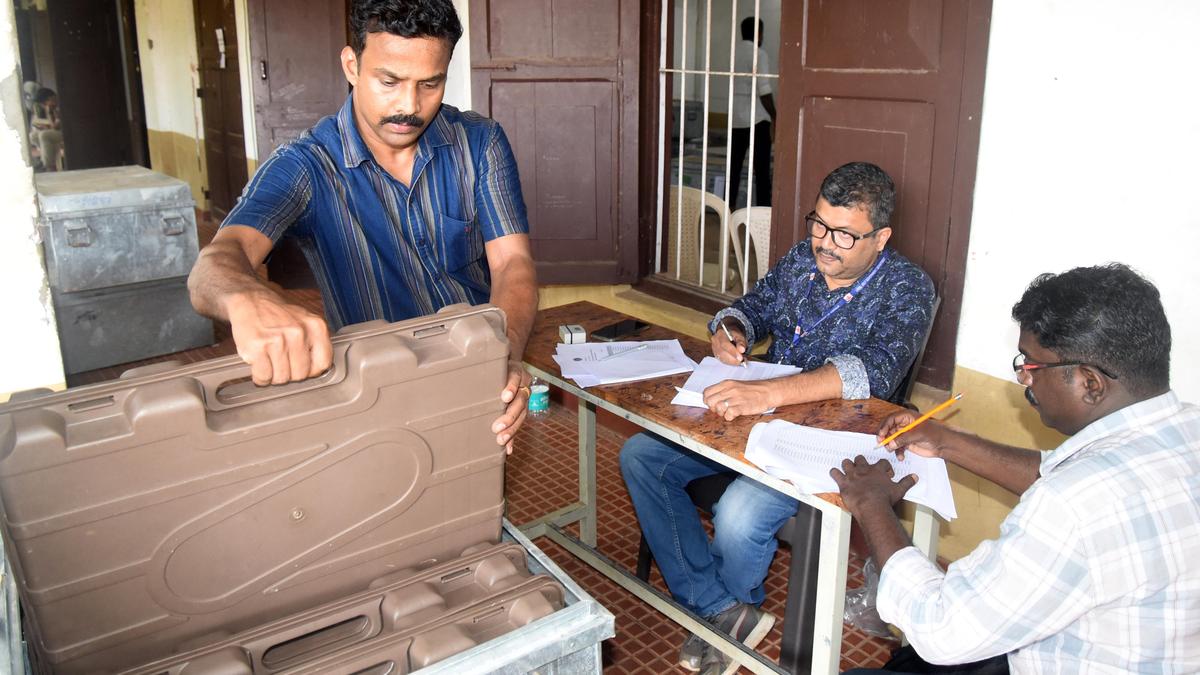 Commissioning of EVMs begins in Kozhikode