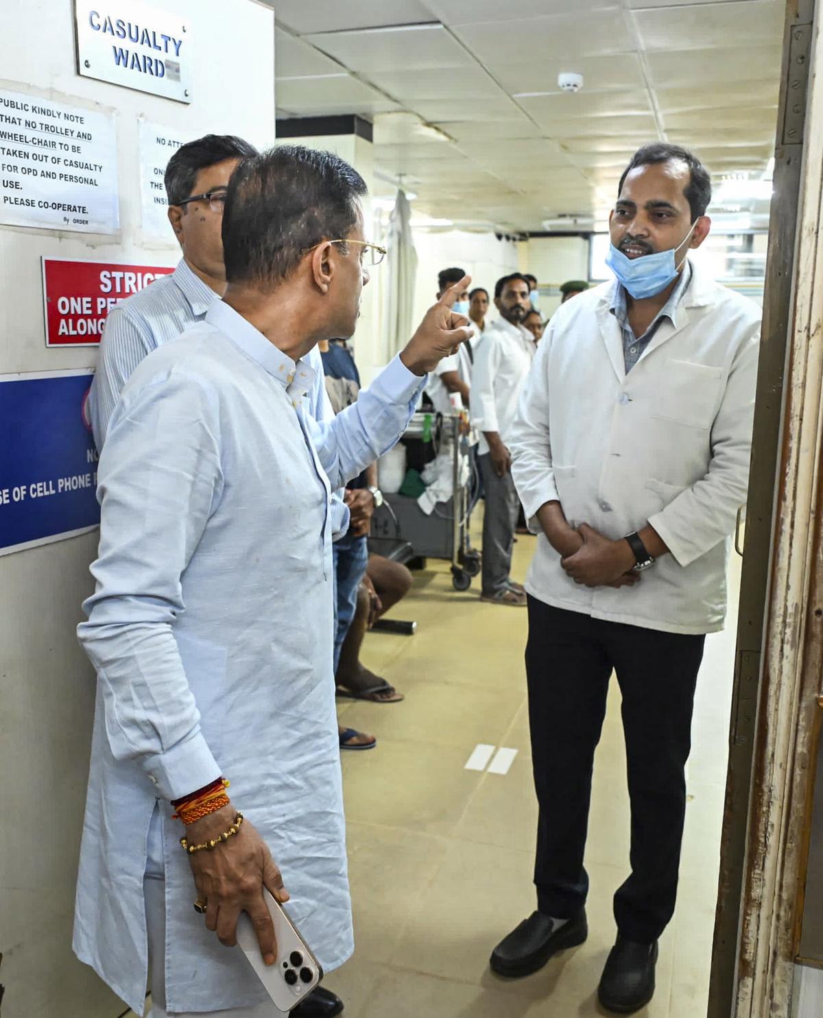 Goa Health Minister Vishwajit Rane speaks to a doctor during a visit to Goa Medical College and Hospital, on June 7, 2025. Goa Health Minister Vishwajit Rane speaks to a doctor during a visit to Goa Medical College and Hospital, on June 7, 2025.