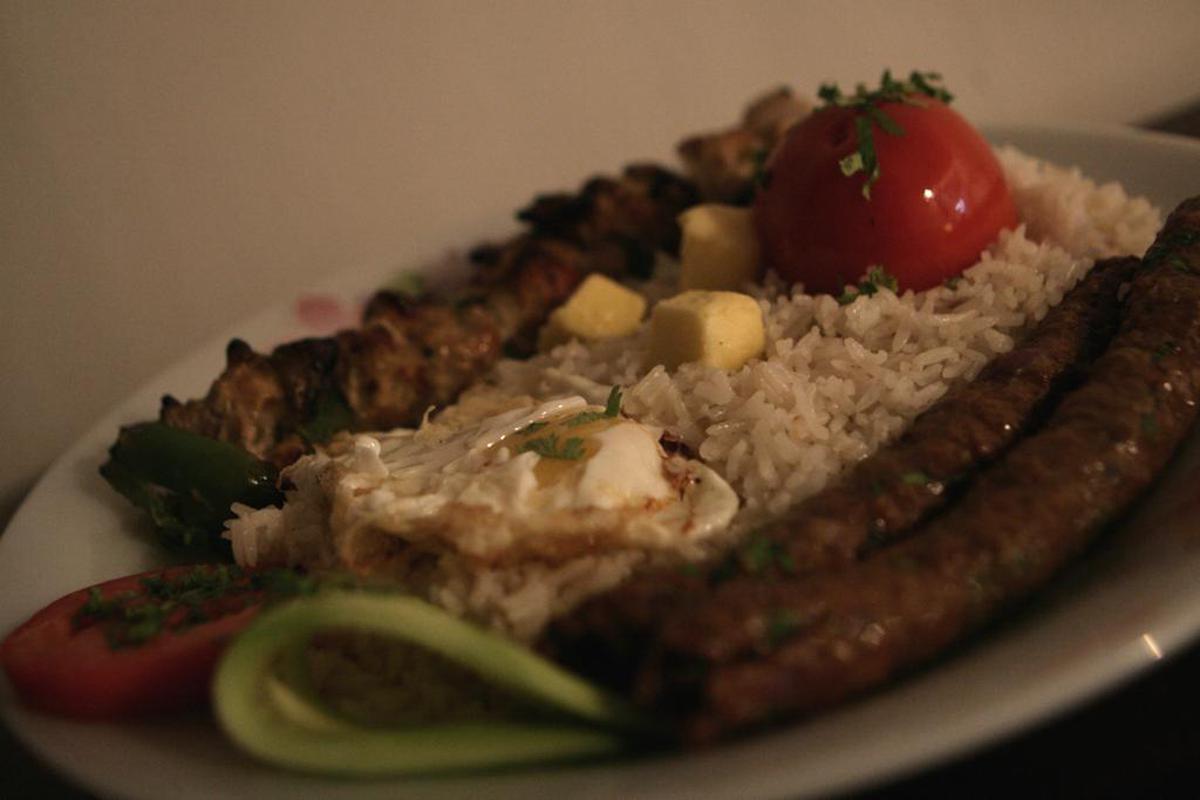 A plate of chelo kebab