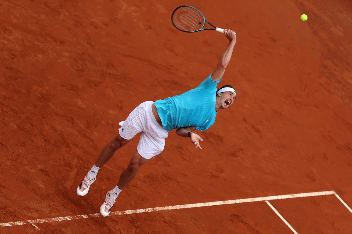 Zverev, un poderoso contraatacante con una presencia imponente en la cancha, ha añadido una agresividad significativa a su juego. 