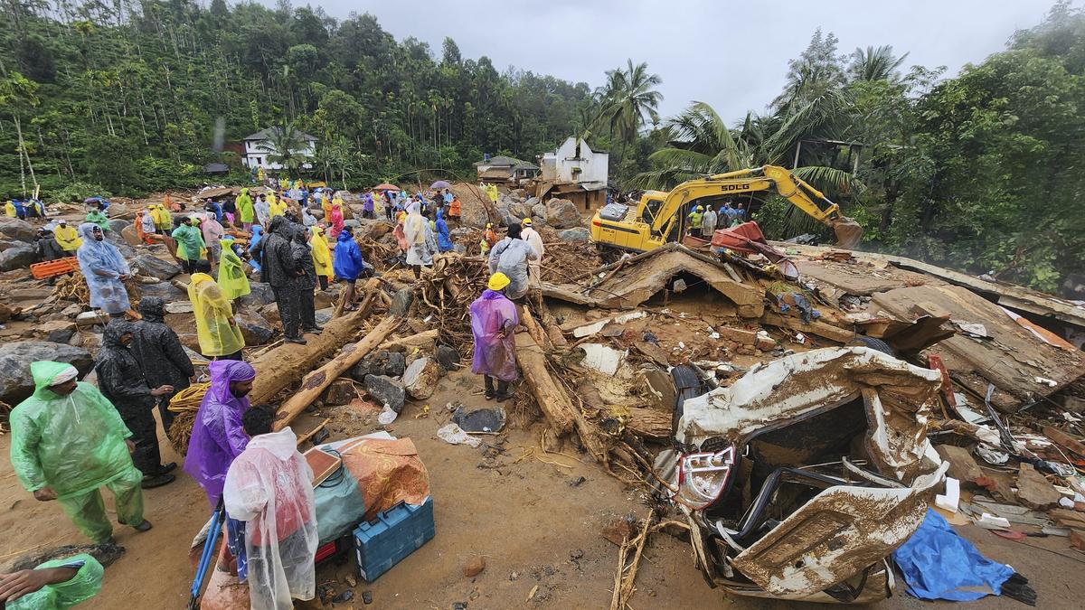 Wayanad landslide | Hope and desperation as families wait for kith and kin