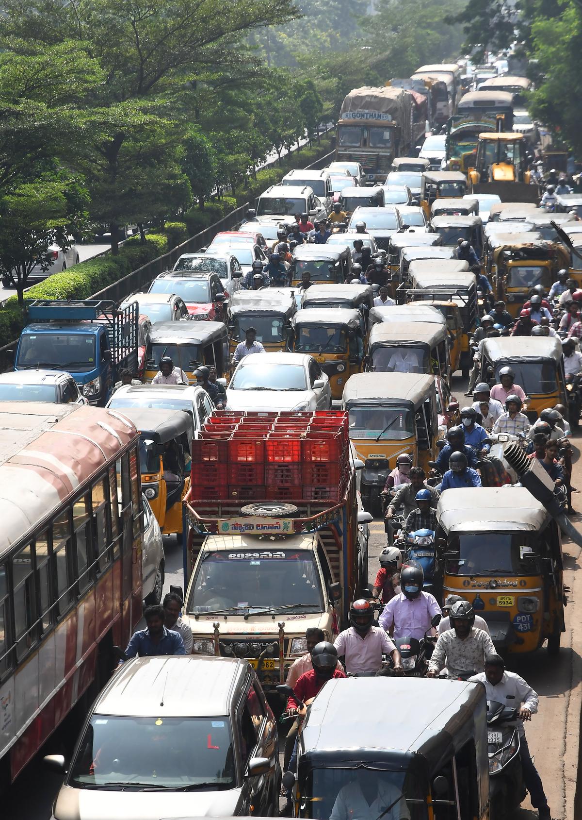 Tourist spots abuzz with picnickers in Visakhapatnam