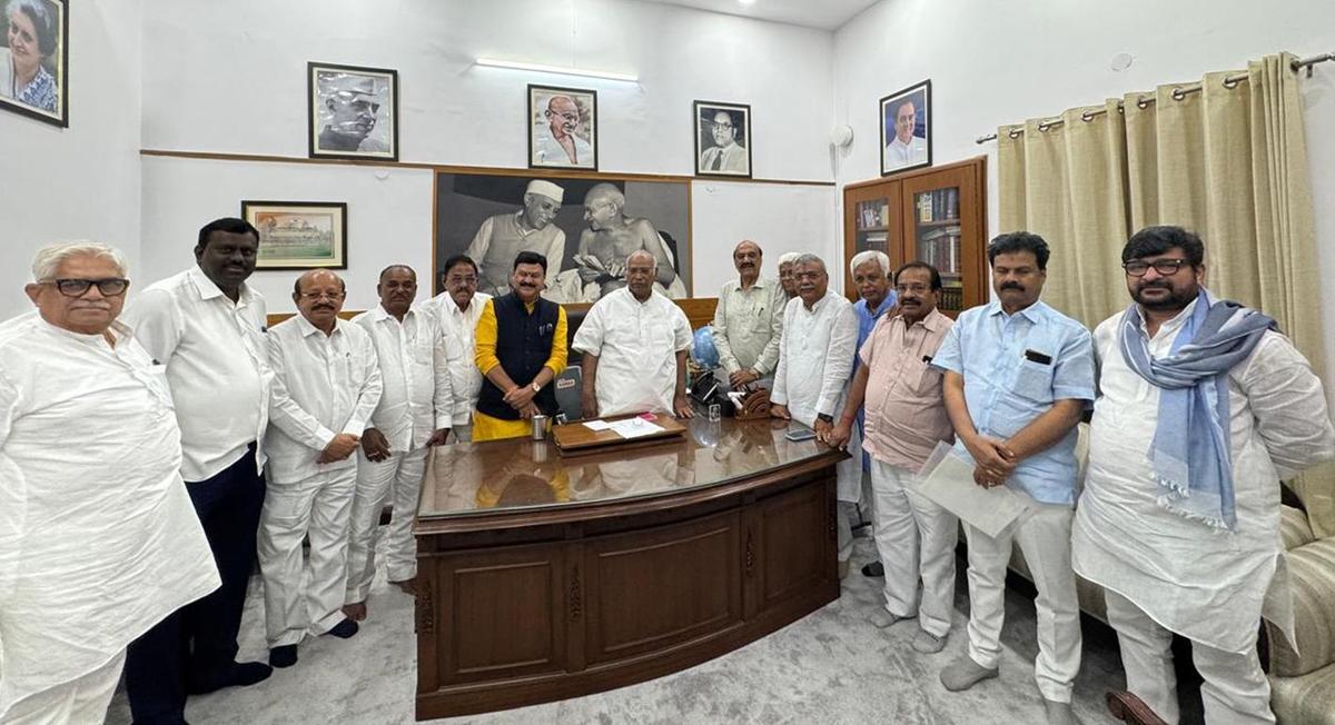 Karnataka MLAs aspiring for Cabinet berths meet Kharge; Shivakumar says not the right time to lobby