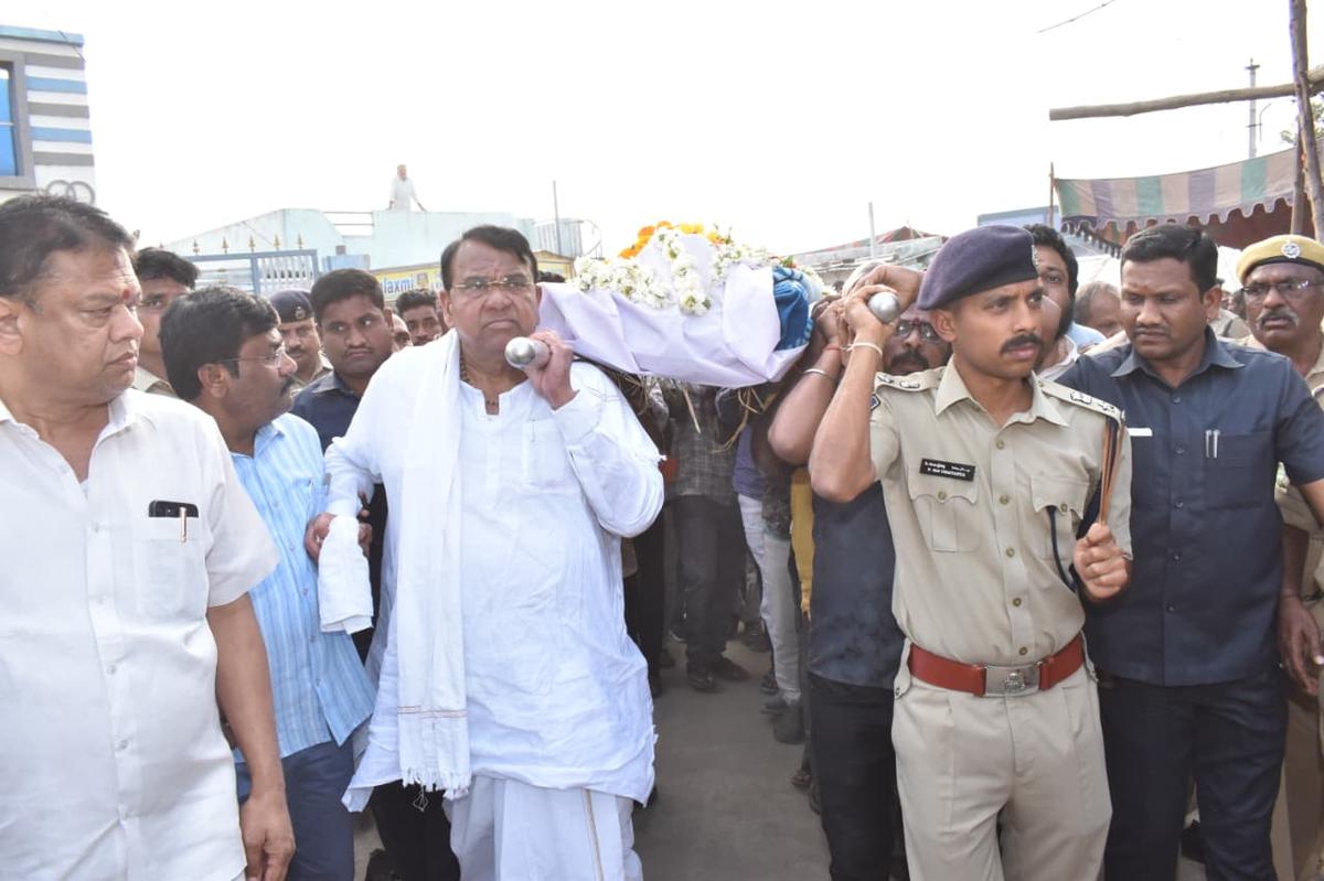 Banswada MLA and Adviser to the State government, Pocharam Srinivas Reddy, and Nizamabad CP Sai Chaitnya carrying the bier of Sowmya.