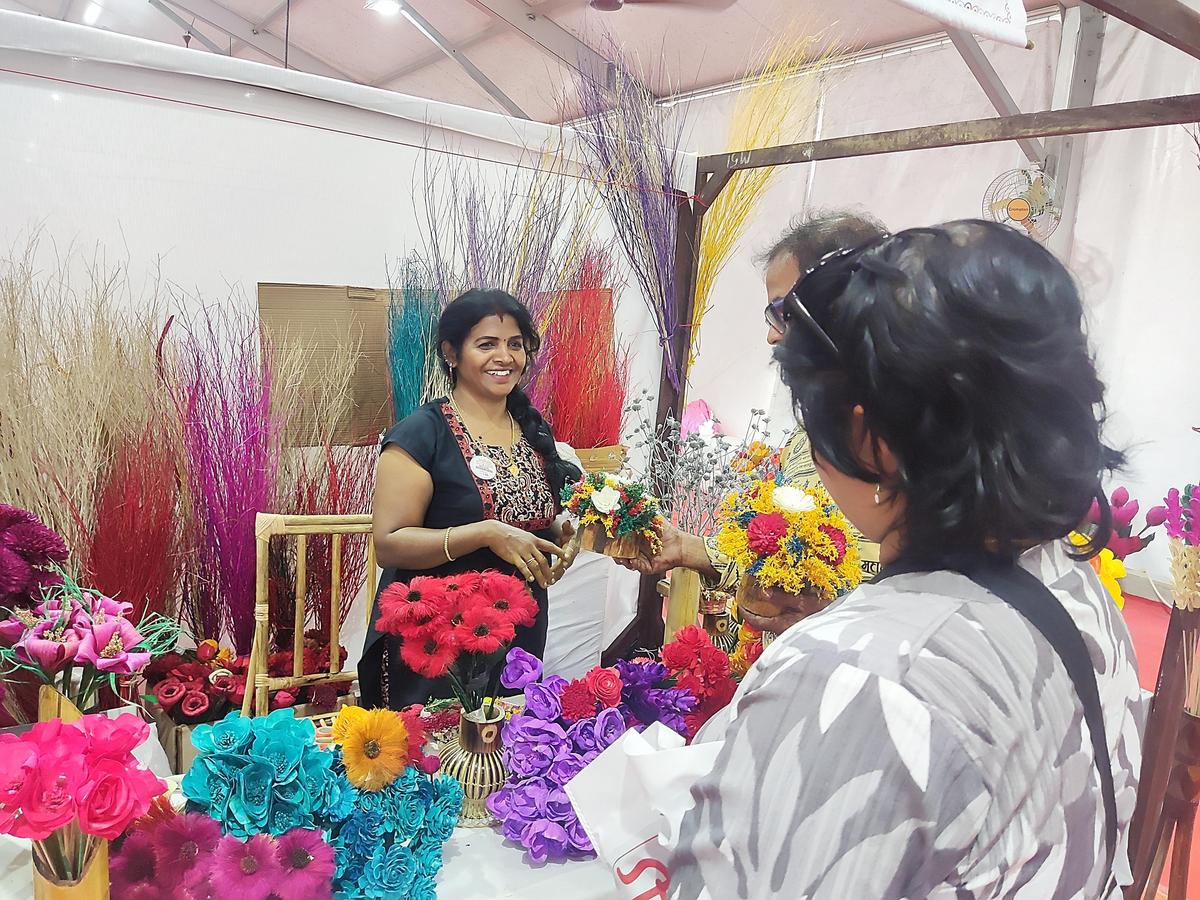 Viji AP dari Ottappalam dengan bunga keringnya yang terbuat dari berbagai bahan di festival tersebut.