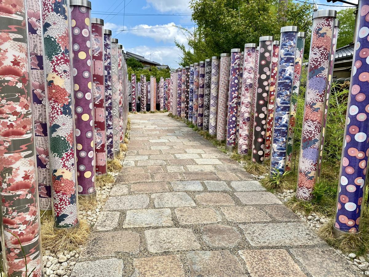 Near the train station of Arashiyama, one can see these cylinders with colourful fabric patterns.