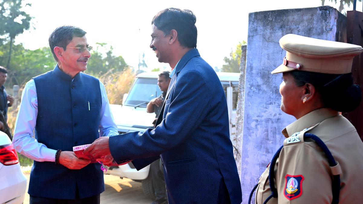 T.N. Governor visits epigraphist&rsquo;s residence in Erode