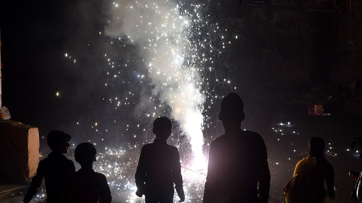 https://th-i.thgim.com/public/incoming/cp0lda/article70097136.ece/alternates/LANDSCAPE_1200/IMG_CELEBRATE_DIWALI_FIR_2_1_MMDOB2ET.jpg