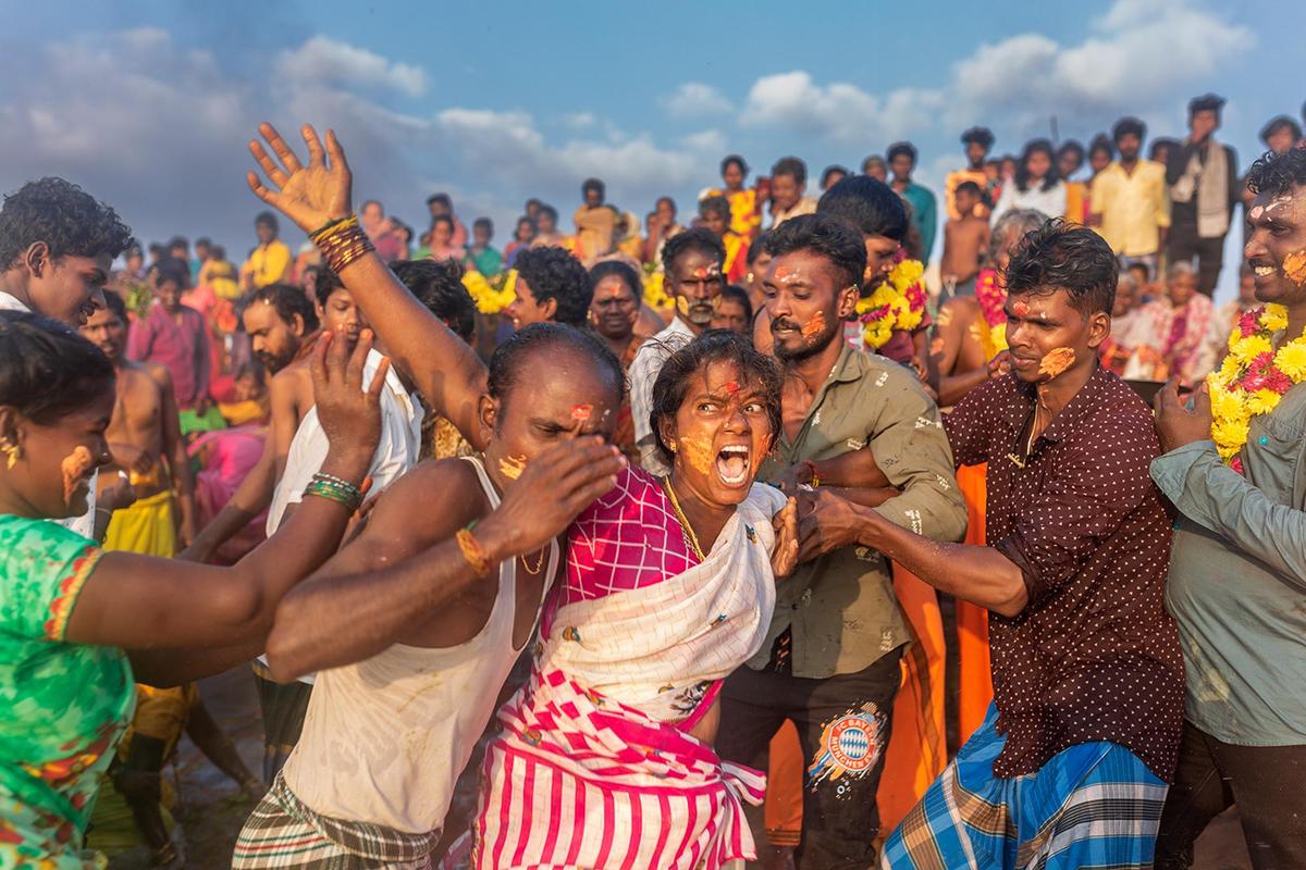 एडगर थर्स्टन के अनुसार, जिन्होंने अपनी पुस्तक कास्ट्स एंड ट्राइब्स ऑफ सदर्न इंडिया में इरुलार्स का अध्ययन किया, 