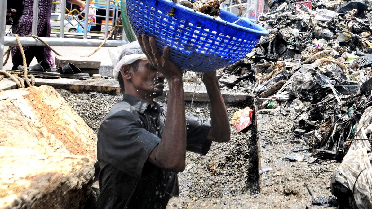 Samithi alleges human rights violation in using manual labour to clear culvert in Kozhikode