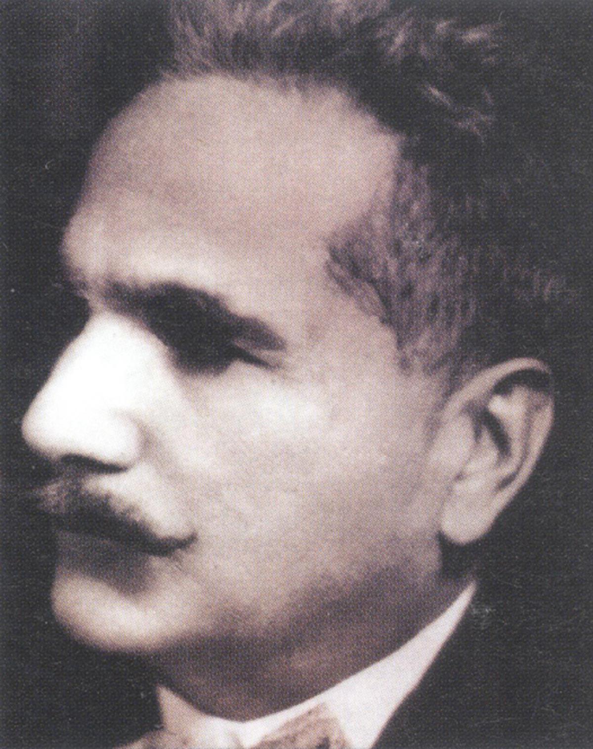 TIL Iqbal(writer of Sare Jahan se Accha..mazhab nahi sikhata apas me bair  rakhna) became pallbearer of murderer of Mahashe Rajpal,killed for  publishing Rangila Rasul about prophet's marriages.Placing Din's body in  grave,Iqbal tearfully