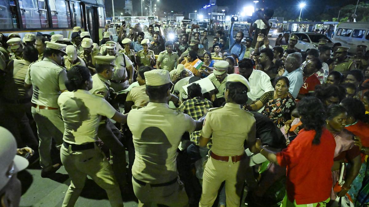 https://th-i.thgim.com/public/incoming/cpojs4/article70005311.ece/alternates/LANDSCAPE_1200/07_Sanitary%20Workers%20Protest%20.jpg