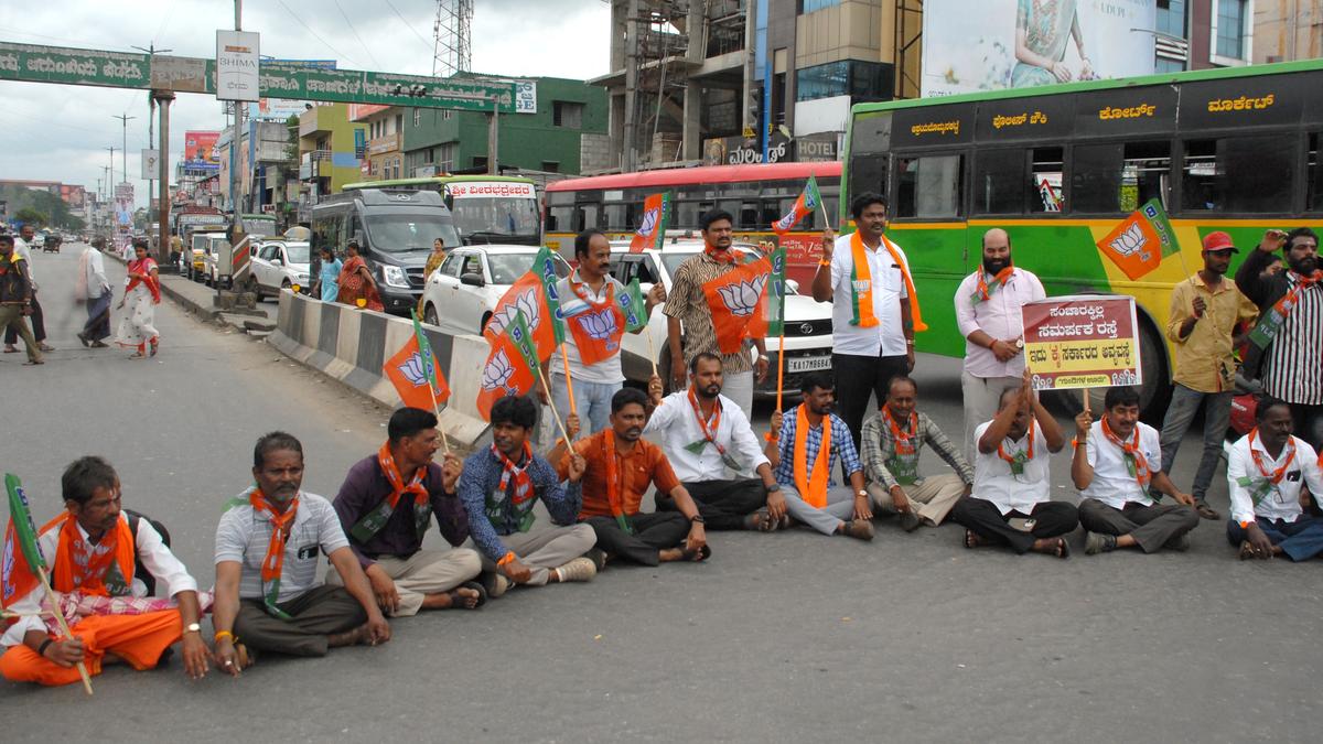 Karnataka: BJP workers stage protest against Congress govt. in Shivamogga