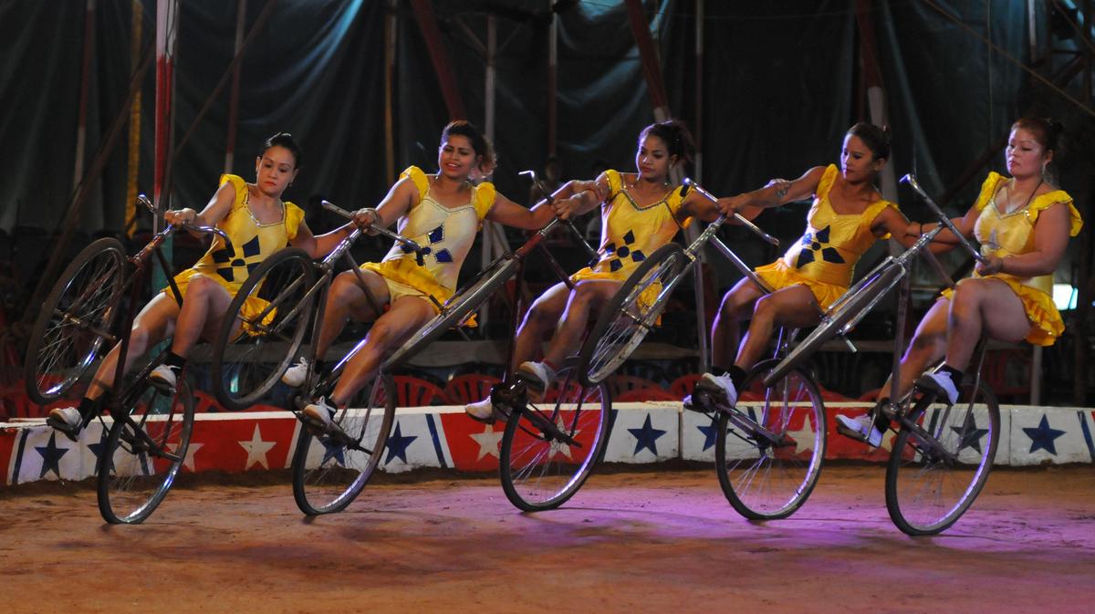 Um show de circo em andamento na Feira Turística e Industrial da Índia em Island Grounds, em Chennai, em 19 de janeiro de 2016