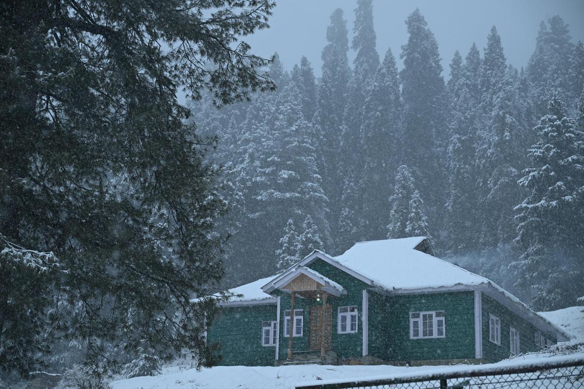   Cabaña cubierta de nieve en Gulmarg durante una nevada fresca en la famosa estación de esquí de Gulmarg, a 55 km de Srinagar, el 21 de diciembre de 2025.