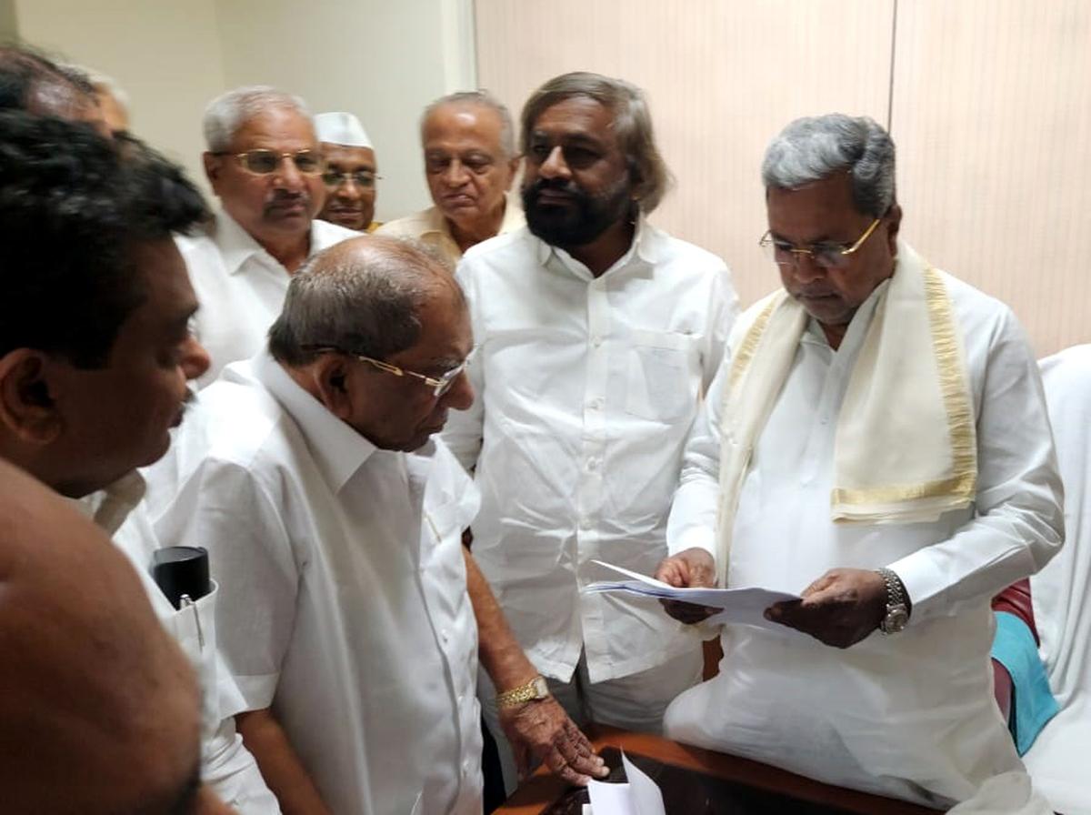 Lingayat leaders giving a memorandum to Chief Minister Siddaramaiah in Belagavi to shelve the caste survey report in 2023. Lingayat leaders giving a memorandum to Chief Minister Siddaramaiah in Belagavi to shelve the caste survey report in 2023.