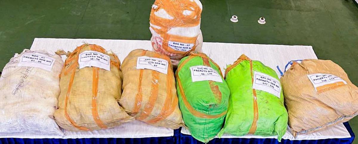 गुजरात आतंकवाद निरोधी दस्ते (एटीएस) ने तटरक्षक बल के सहयोग से मंगलवार को 203 किलोग्राम संदिग्ध मादक पदार्थ ले जा रहे विदेशी नागरिकों से भरी एक स्पीडबोट को रोका और जब्त कर लिया। फोटो: एक्स/@इंडियाकोस्टगार्ड एएनआई के माध्यम से