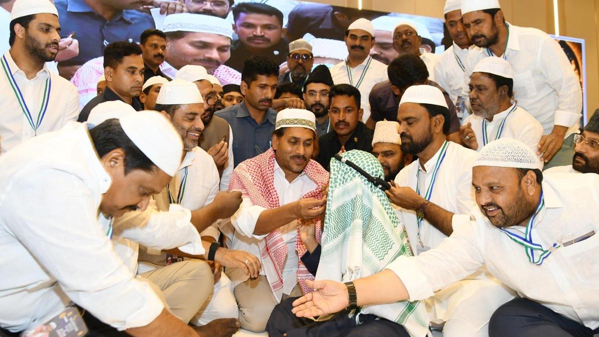 Jagan calls for unity, harmony at Iftar gathering in Vijayawada