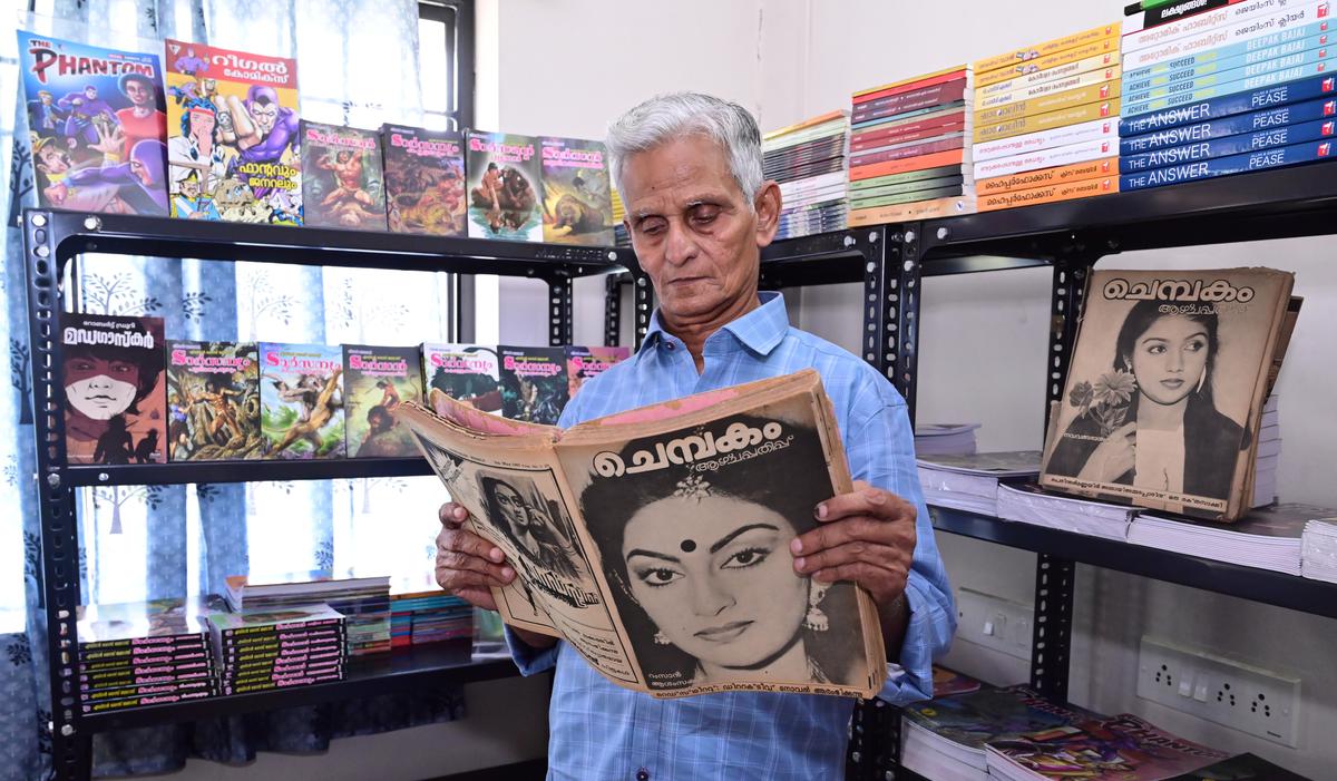 જેકબ વર્ગે, જે રીગલ પબ્લિશર્સ ચલાવે છે, 1990 ના દાયકામાં તેમના દ્વારા પ્રકાશિત પલ્પ સાપ્તાહિક ચેમ્બકામની નકલ પર એક નજર નાખે છે.