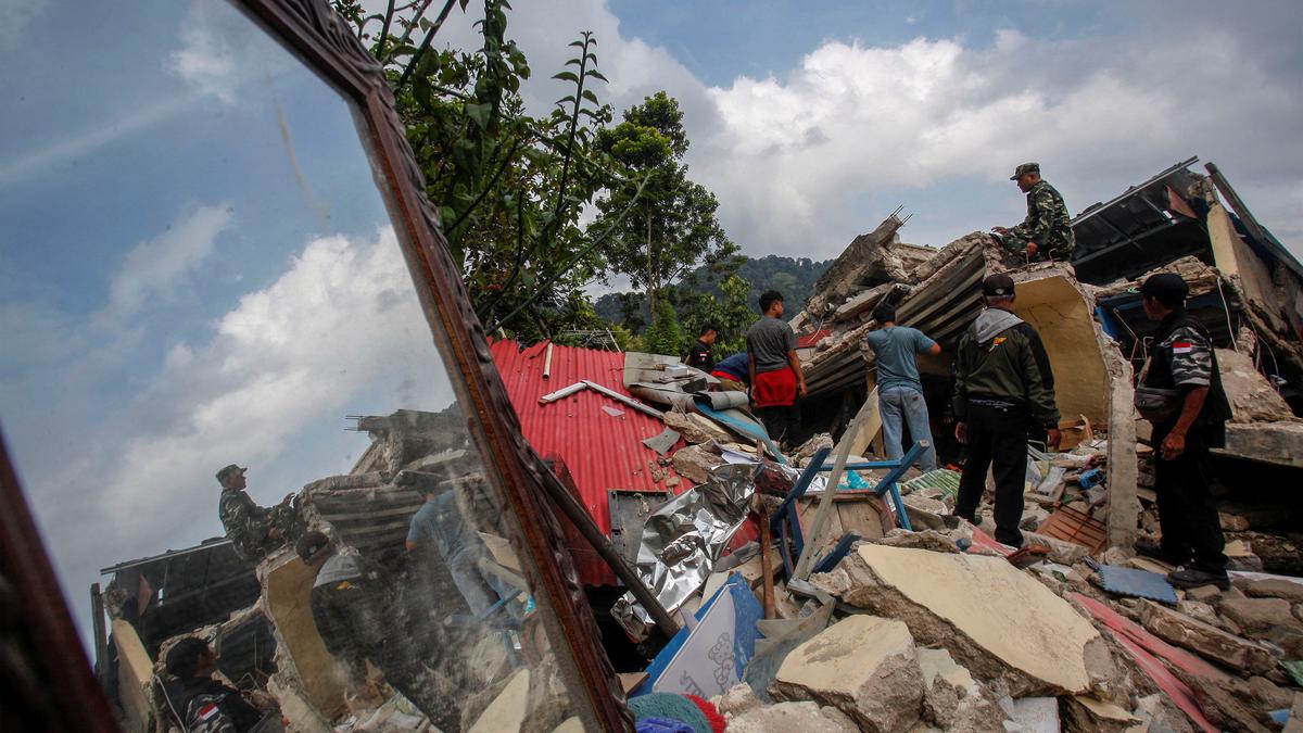 Indonesia earthquake | Death toll jumps to 268, rescuers hunt for survivors