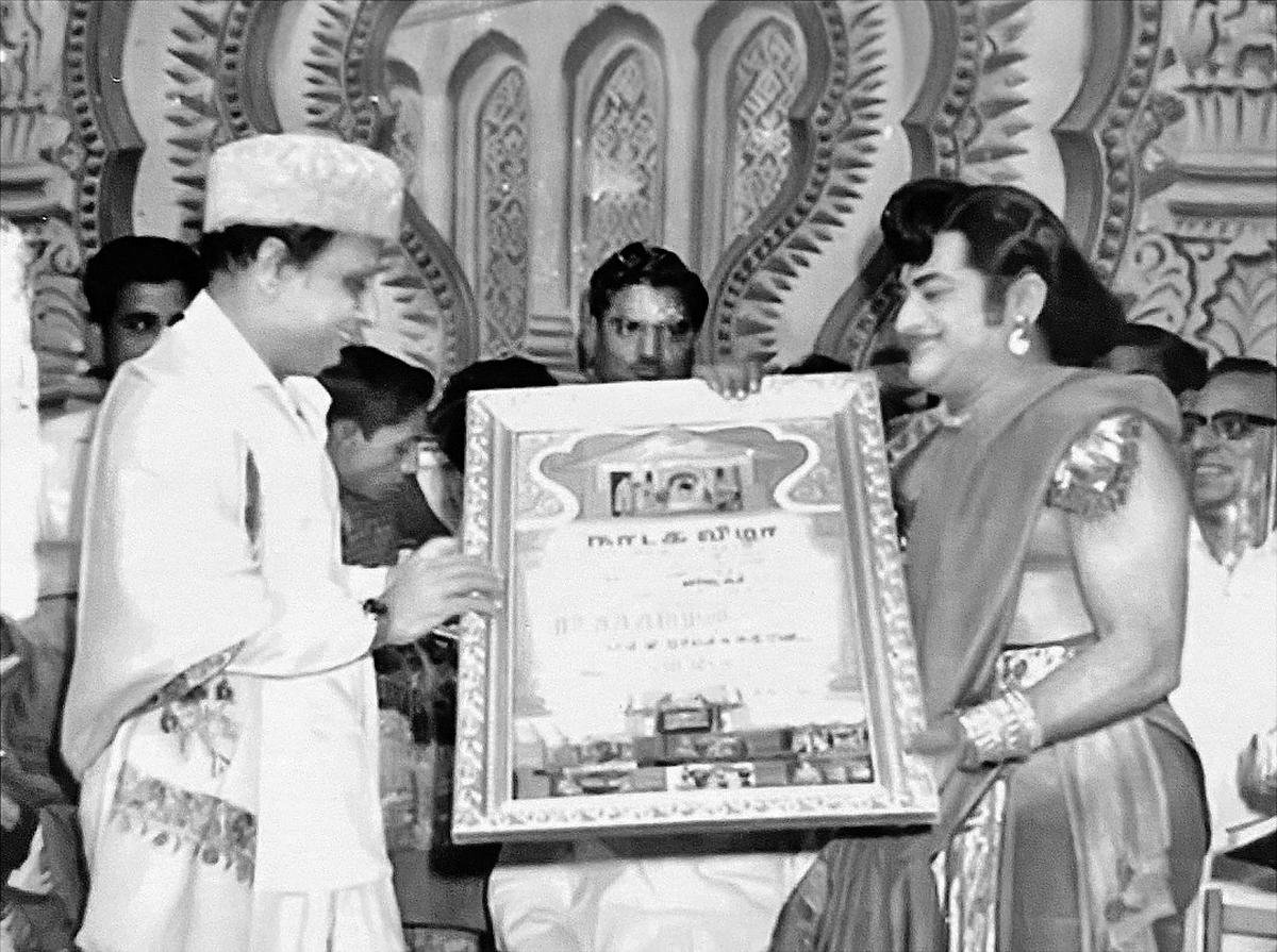 The experienced actor is receiving the Nataka Kavler Award from former Chief Minister MG Ramachandran. The experienced actor is receiving the Nataka Kavler Award from former Chief Minister MG Ramachandran.