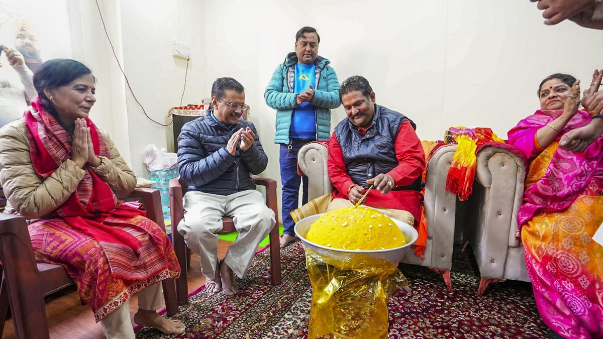 Kejriwal visits Marghat Wale Baba temple, launches Pujari Granthi Samman Yojana