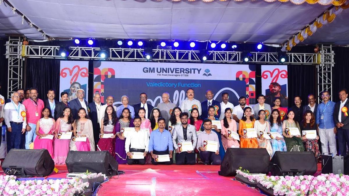 Students of GMU honoured with 10gm gold coins