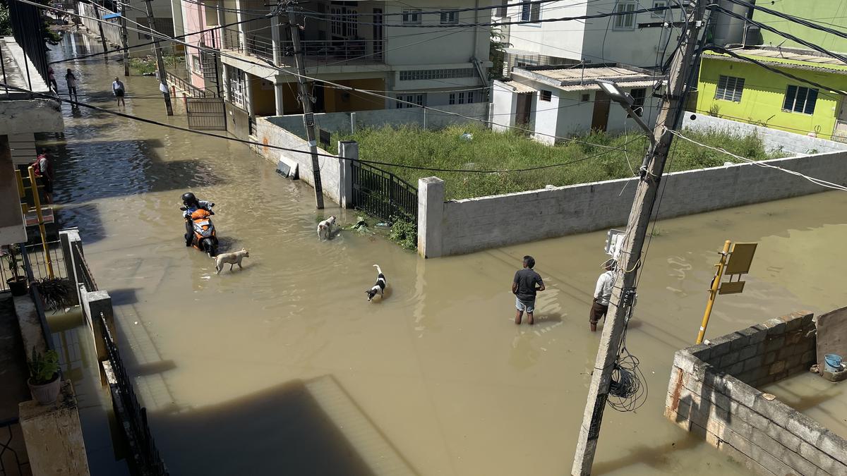 साई लेआउट सोमवार को बेंगलुरु के हेनूर में बारिश के पानी से डूब गया।