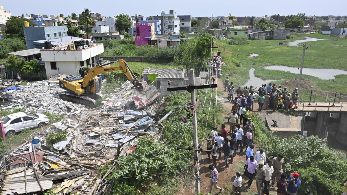 Clearing of encroachments from Retteri lake begins amidst stiff opposition