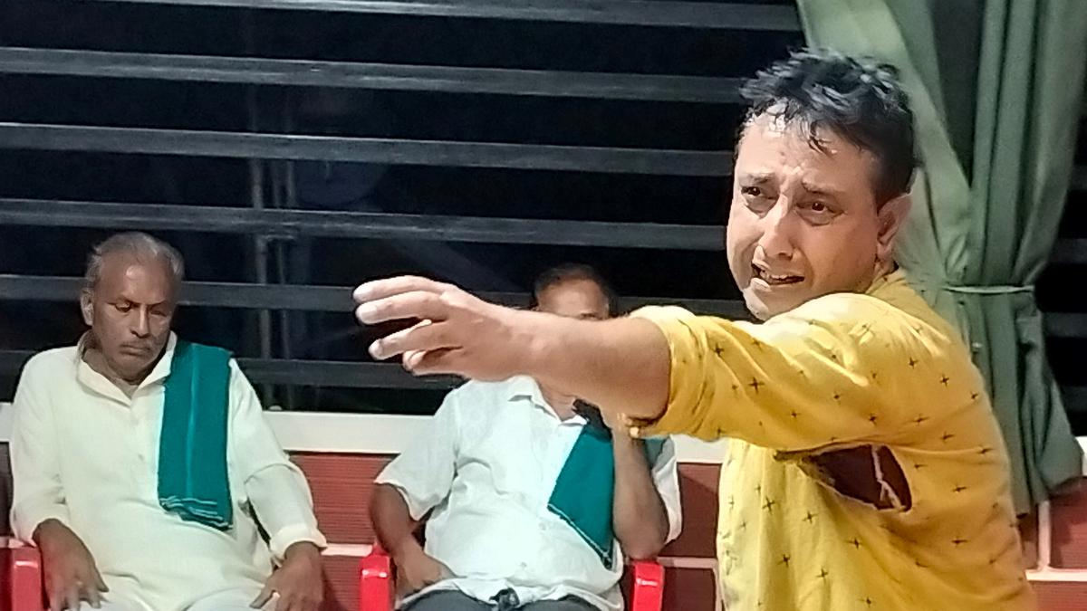 Jammu theatre artist Lucky Gupta’s solo play moves audience in Sagar