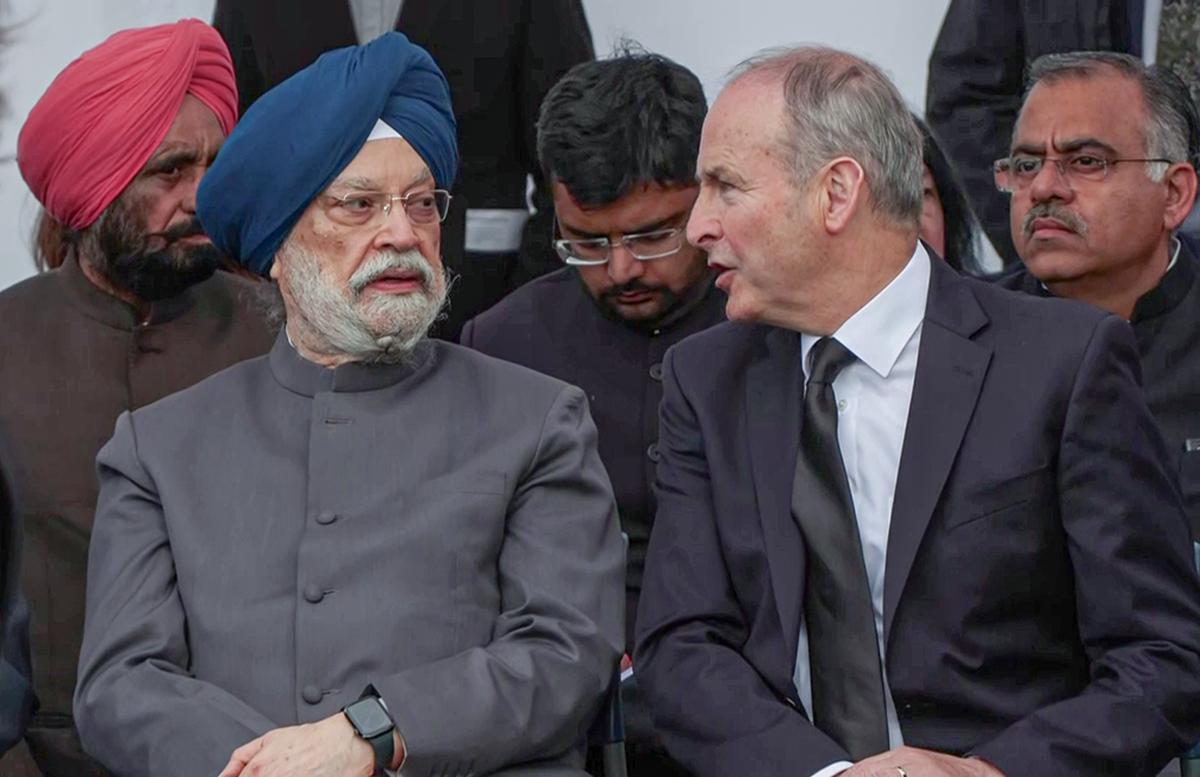 Savienības naftas un dabasgāzes Hardeep Singh Puri ministrs kopā ar Īrijas premjerministru Mišelu Martinu Ahakista memoriālā Korkā 2025. gada 24. jūnijā. Savienības naftas un dabasgāzes Hardeep Singh Puri ministrs kopā ar Īrijas premjerministru Mišelu Martinu Ahakista memoriālā Korkā 2025. gada 24. jūnijā.