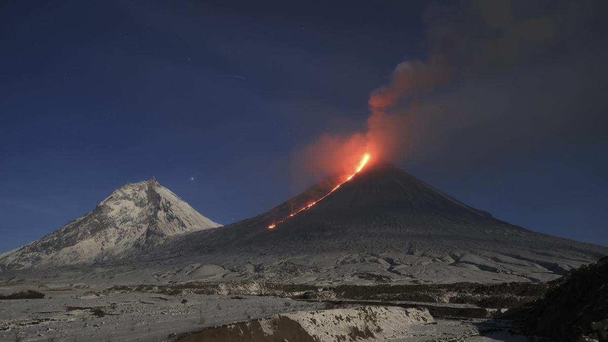 https://th-i.thgim.com/public/incoming/cuqd92/article69875308.ece/alternates/LANDSCAPE_1200/Russia_Volcano_09095.jpg