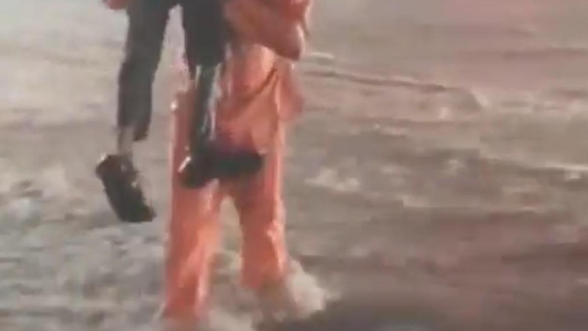 Traffic constable’s act of kindness amid flooded road wins hearts online