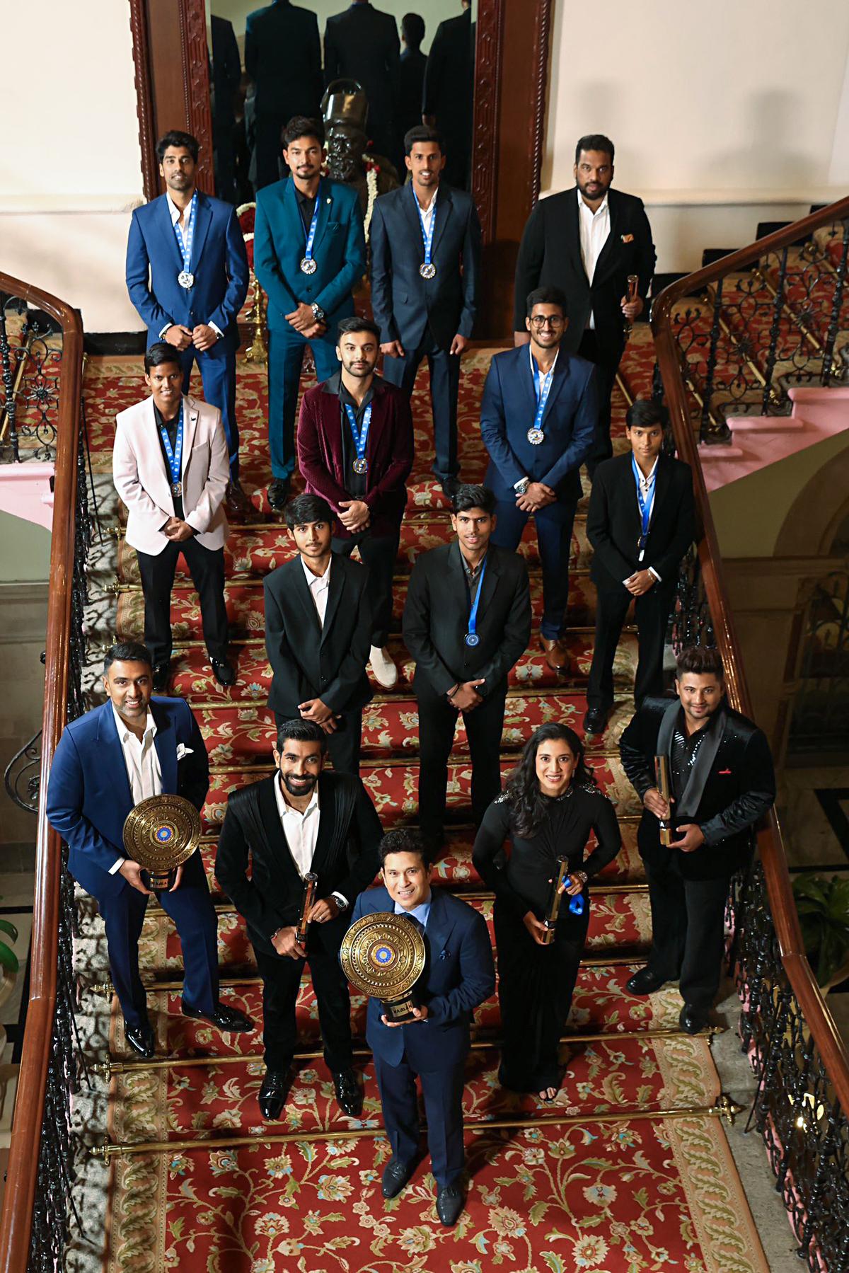 Former Cricketer Sachin Tendulkar, Cricketers Jasprit Bumrah, Ravichandran Ashwin, Sarfaraz Khan and Smriti Mandhana Pose with their Awards at the Bcci Naman Awards Seremany