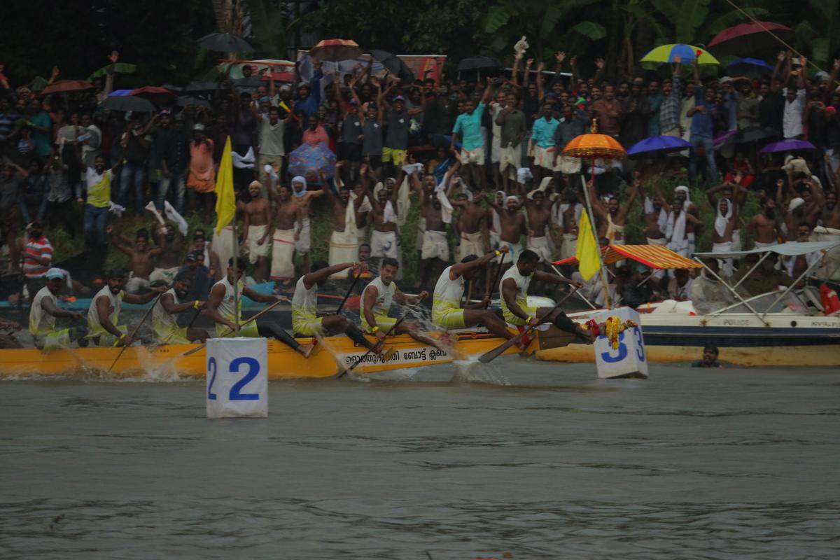 Tropical Titans wins Chengannur leg of Champions Boat League