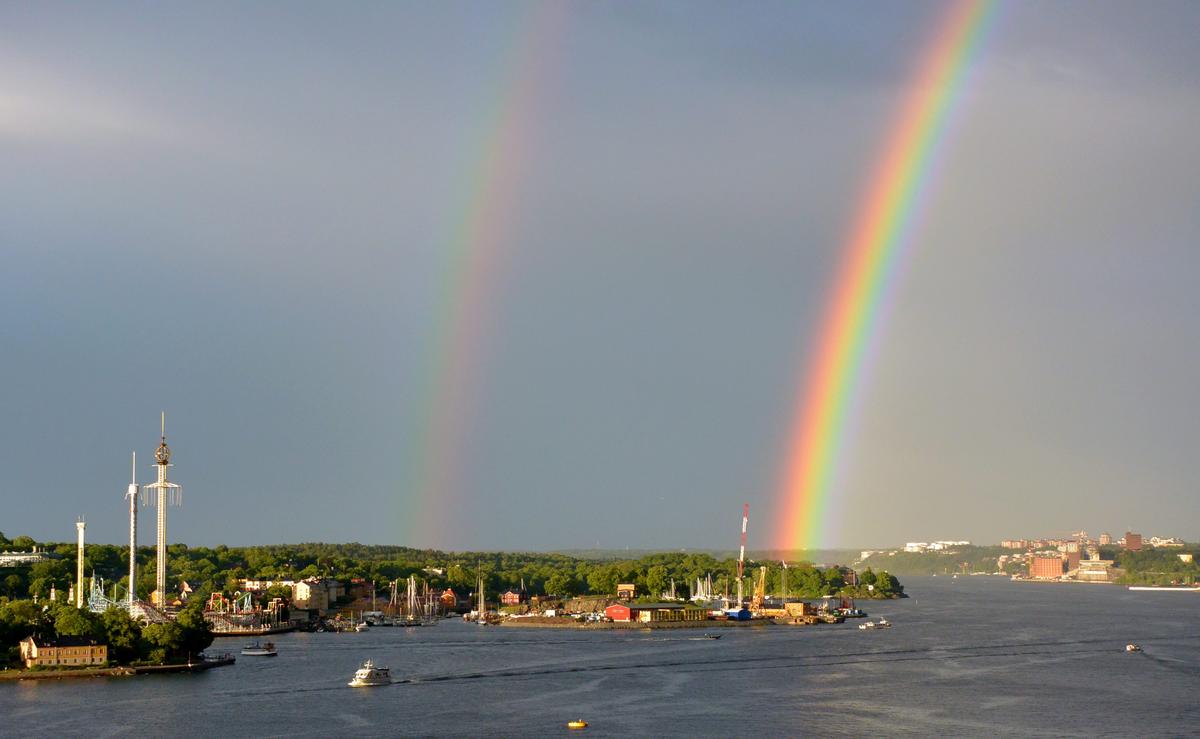 Během silných srážek nad Djurgardenem a Nackou ve Stockholmu ve Švédsku je vidět dvojitá duha. Během silných srážek nad Djurgardenem a Nackou ve Stockholmu ve Švédsku je vidět dvojitá duha.