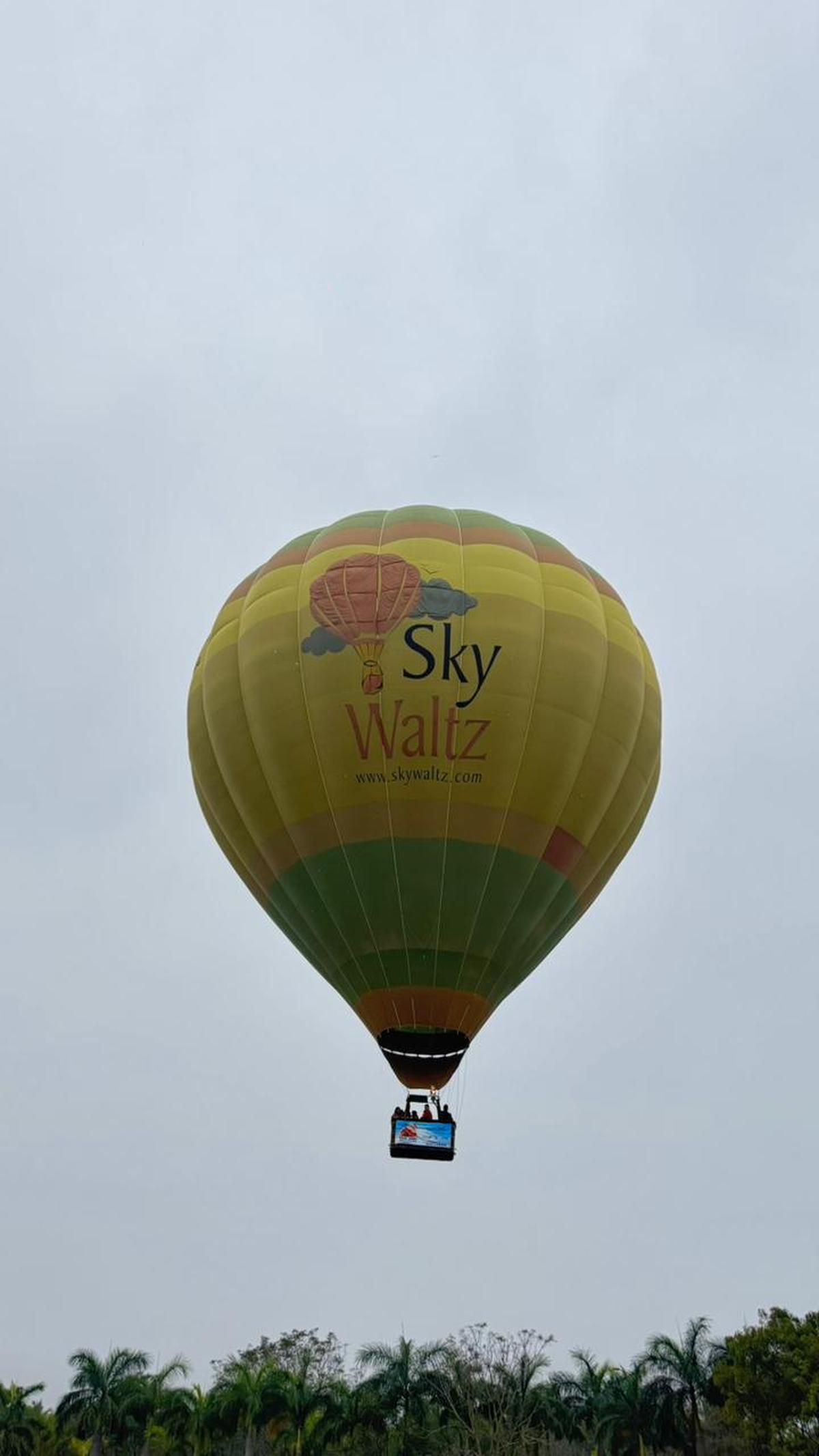 Il volo in mongolfiera nel Tamil Nadu è stato in gran parte introdotto attraverso i festival negli ultimi 11 anni. Il volo in mongolfiera nel Tamil Nadu è stato in gran parte introdotto attraverso i festival negli ultimi 11 anni.