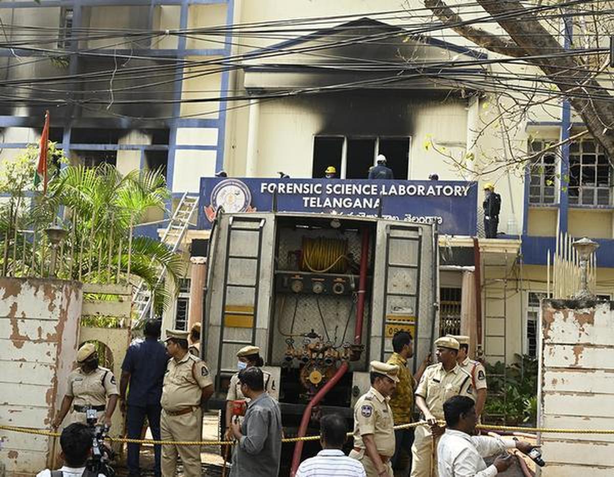 Bombeiros e policiais no Laboratório de Ciência Forense Telangana em Nampally, Hyderabad, no sábado. 