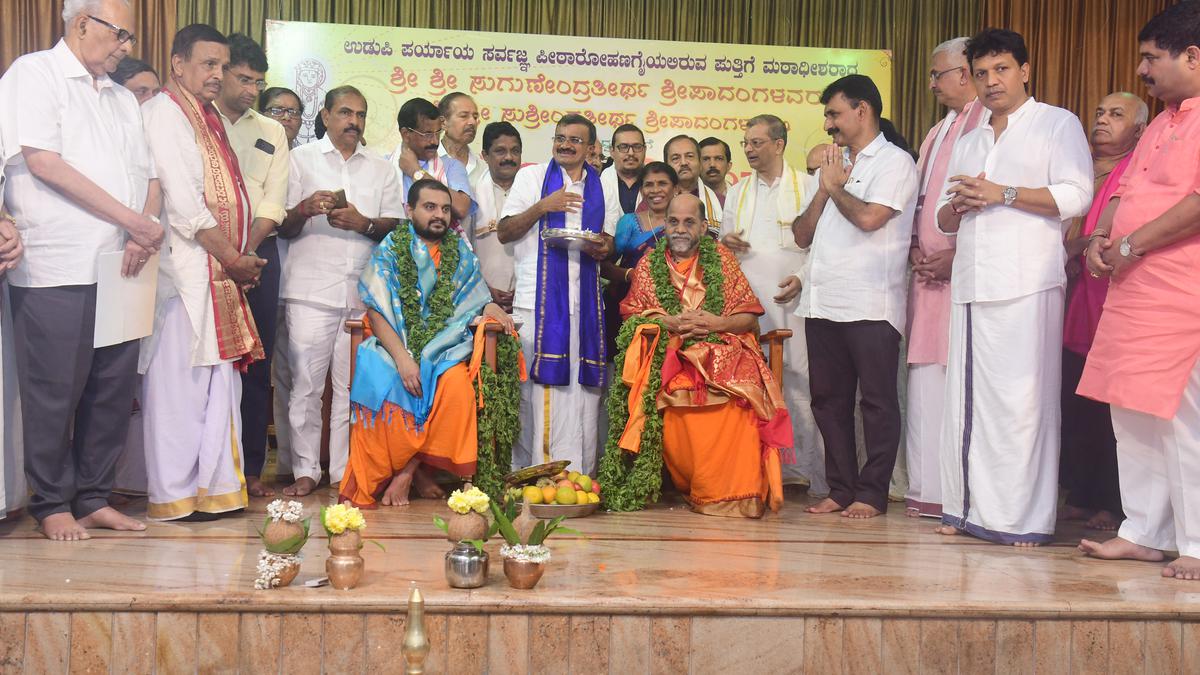 Puthige Mutt seers accorded civic reception