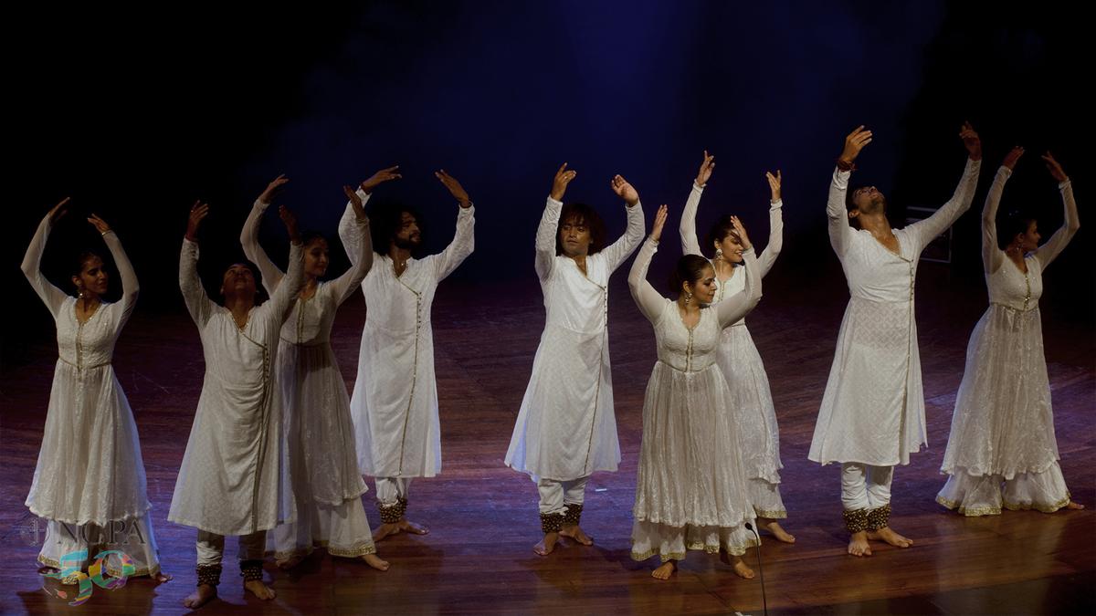 जब कथक की पोशाक और आभूषणों की बात आती है तो कुमुदिनी लाखिया अतिसूक्ष्मवाद में विश्वास करती हैं जब कथक की पोशाक और आभूषणों की बात आती है तो कुमुदिनी लाखिया अतिसूक्ष्मवाद में विश्वास करती हैं