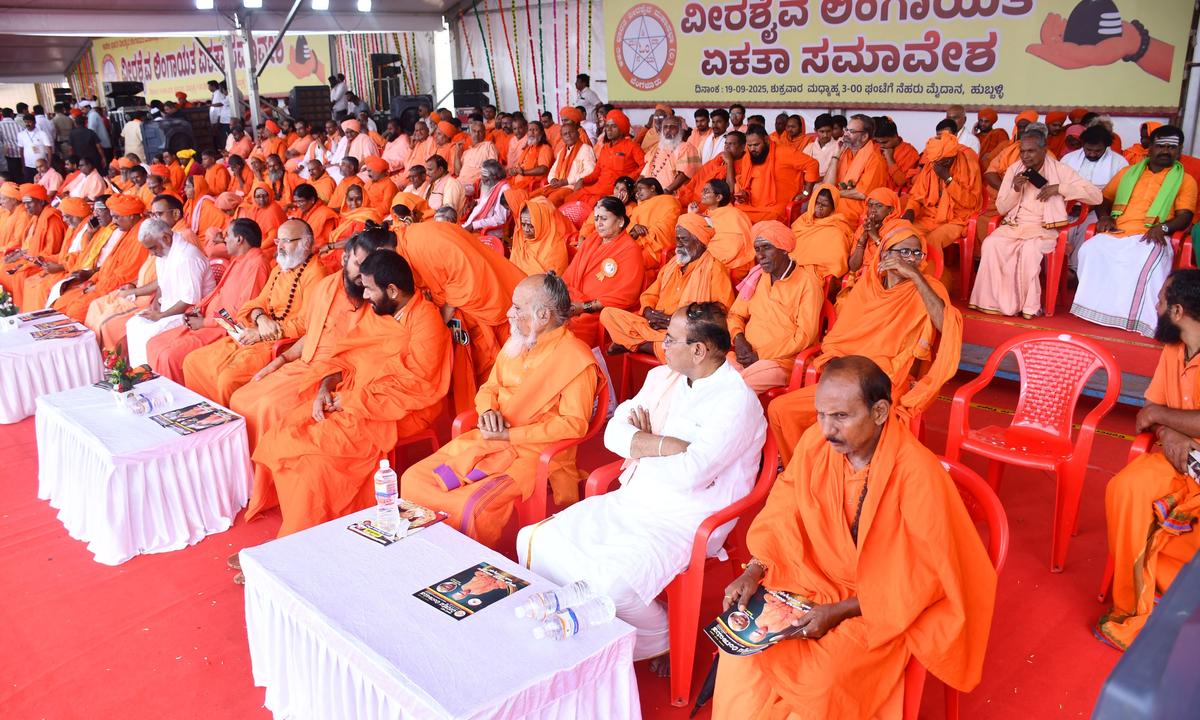 Seers of both ‘Guru’ and ‘Virakta’ traditions of Veerahsaiva Lingayat community and leaders of different political parties at the ‘Veerashaiva Lingayat Ekata Samavesha’ in Hubballi on Friday.