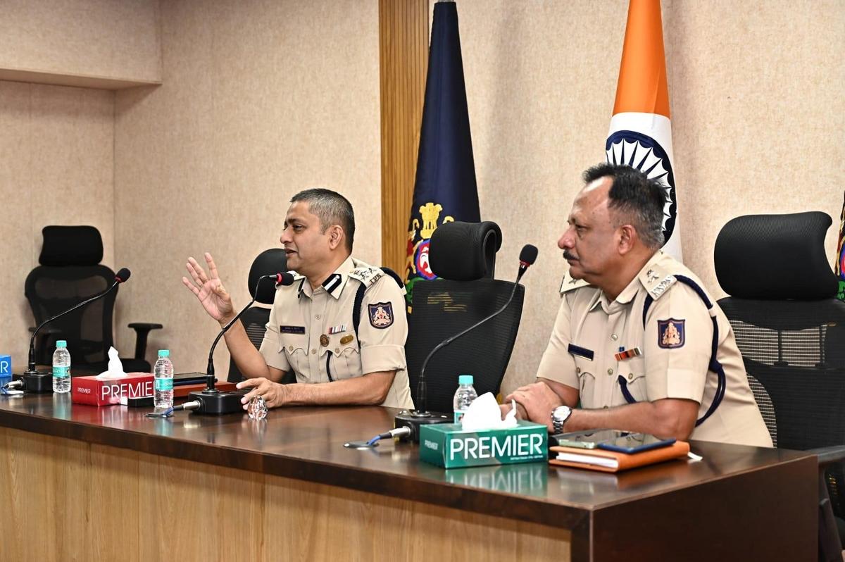 Il commissario di polizia Borase Bhushan Gulabrao parla agli operatori di autobus privati ​​delle modalità di traffico a Belagavi. 