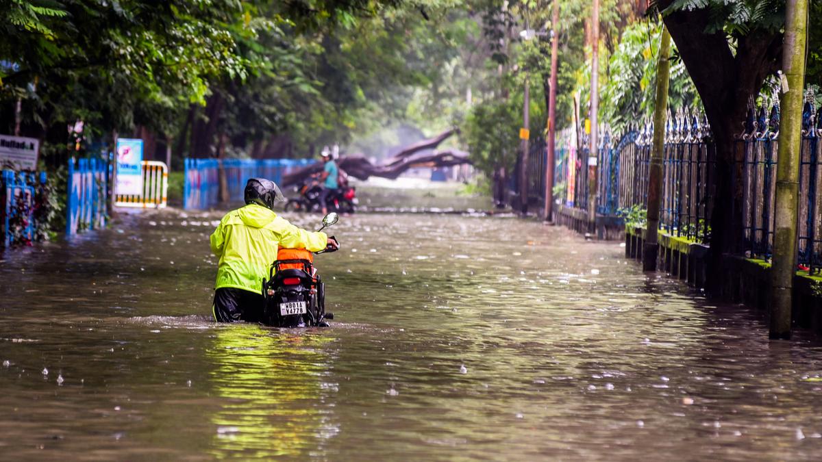 https://th-i.thgim.com/public/incoming/czt818/article70095123.ece/alternates/LANDSCAPE_1200/80717_23_9_2025_17_48_6_1_RAINKOLKATA7.JPG