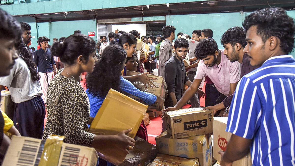 Wayanad landslide | How volunteers came together to help those affected by  the disaster - The Hindu